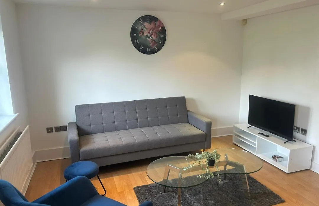 Spacious And Cosy Entire Flat-1
