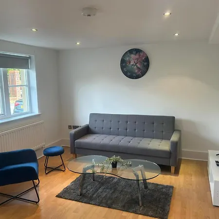 Spacious And Cosy Entire Flat-2
