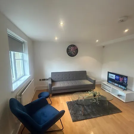 Spacious And Cosy Entire Flat-3